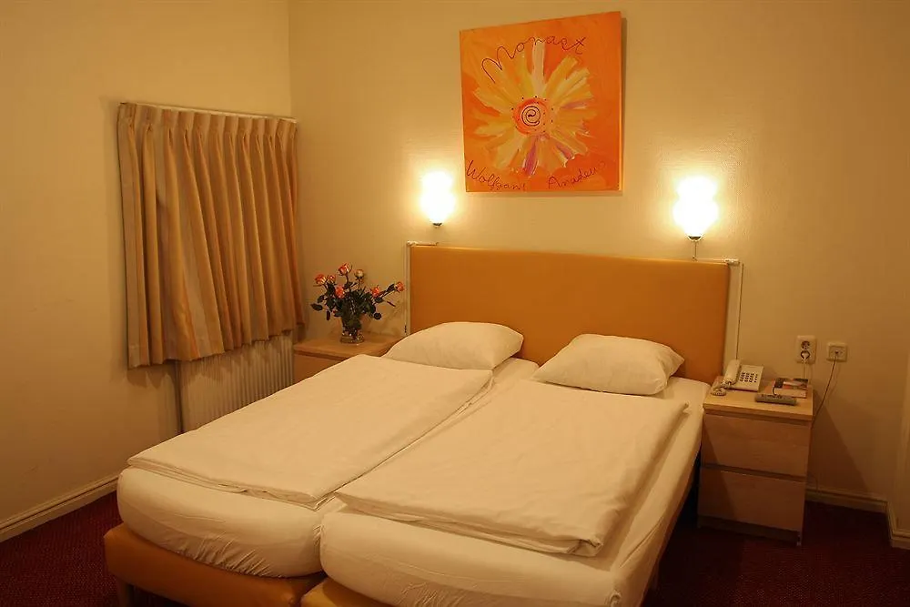 Mozart Hotel Amsterdam 2*,